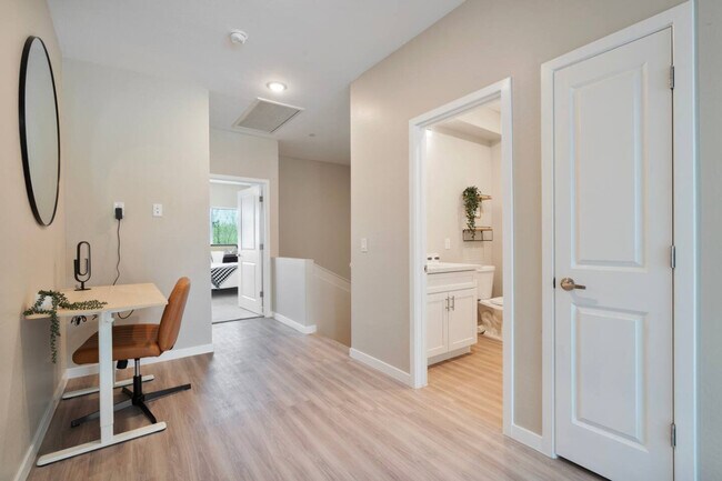 Building Photo - 16601 N Parkview Pl