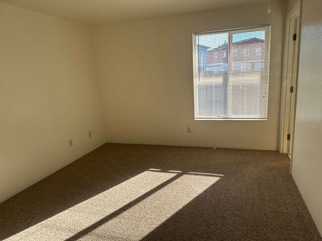 Building Photo - Quiet Eastside 3 Bdrm House, 2 Bath, All appliances in Kitchen, Attached Garage, Fenced Yard