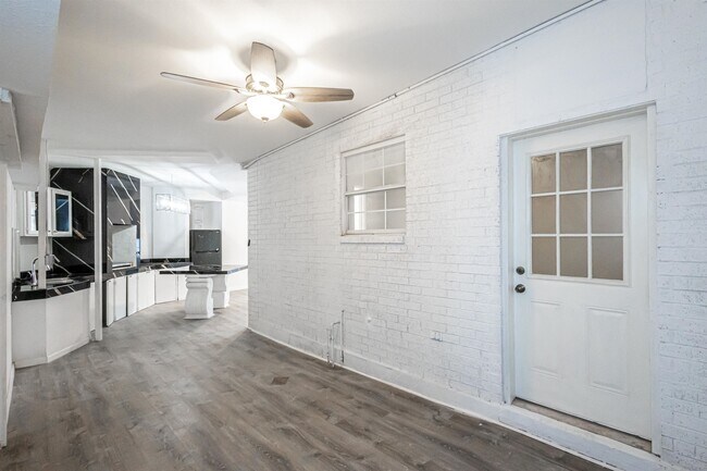 Building Photo - 1420 Corpus Christi St