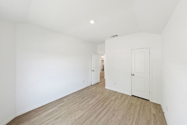 Building Photo - Primary Closet Made for Kings & Queens - UP TO 1 MONTH FREE RENT AVAILABLE!