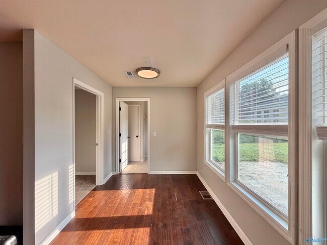 Building Photo - 2110 Fernbrook Dr NE