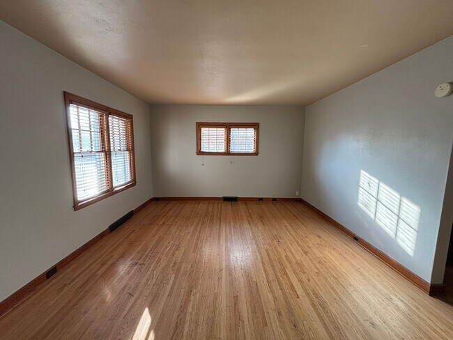 Building Photo - 4 Bedroom House Near MSUM!