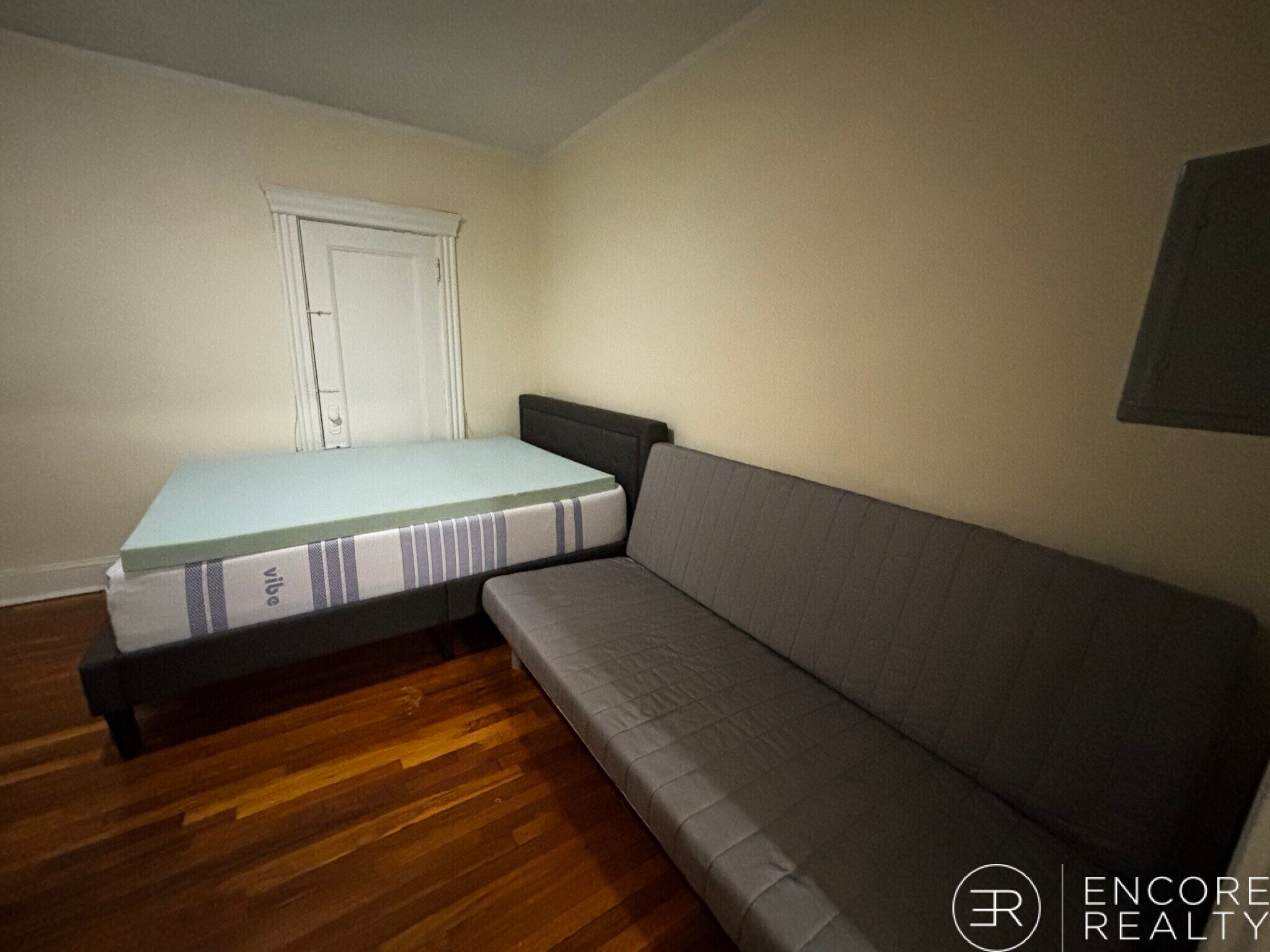 Building Photo - 376 Riverway