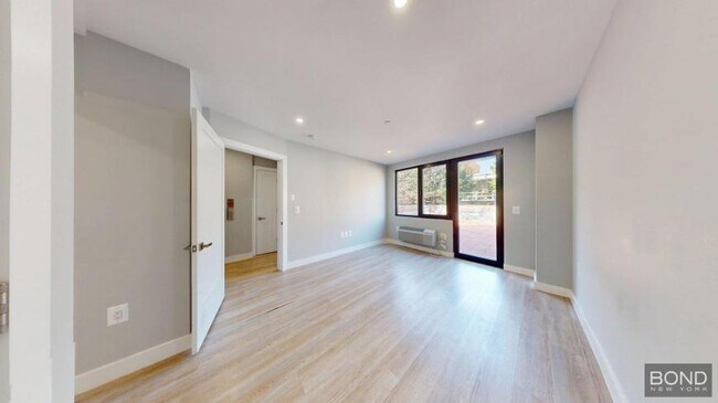 Building Photo - 3 bedroom in Queens NY 11102