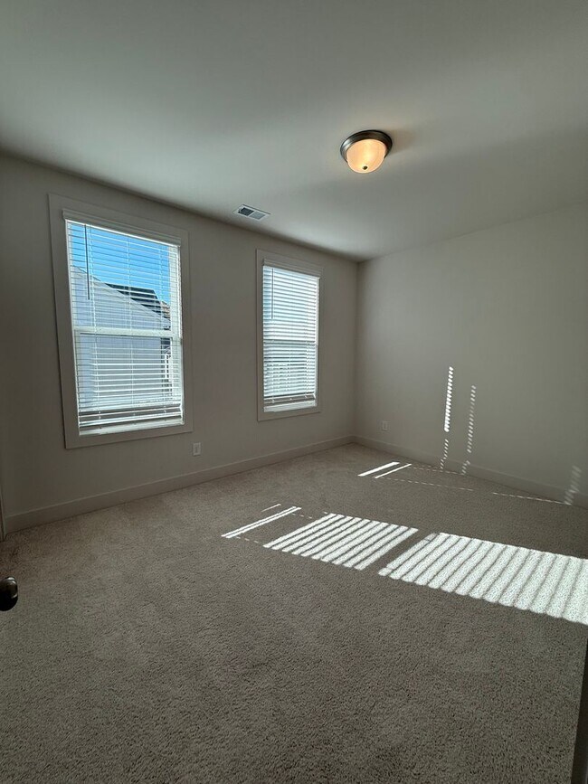 Building Photo - Gorgeous Chosewood/Grant Park Townhome