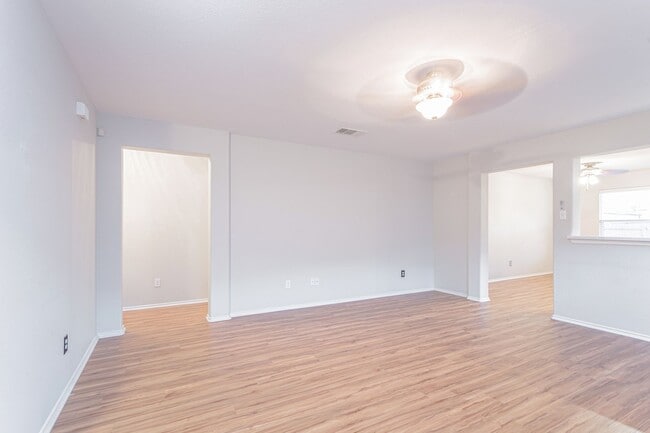 Building Photo - Inviting 4/BR 2/BA Home with Spacious Back...