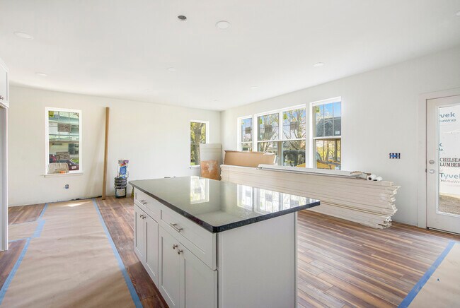 Building Photo - 624 Spring