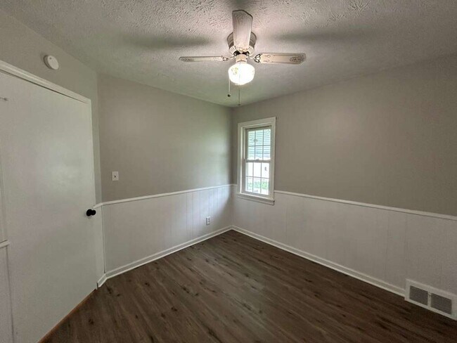 Building Photo - 26901 Farringdon Ave