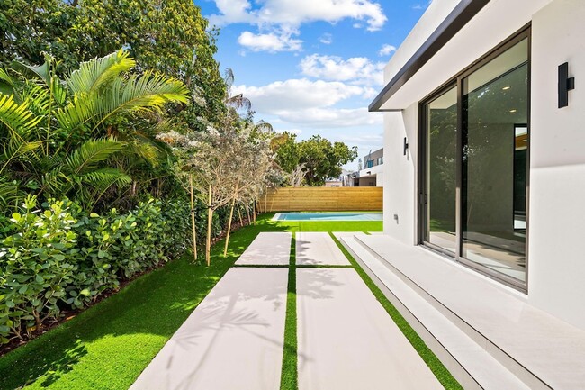 Building Photo - 2324 SW 26th St