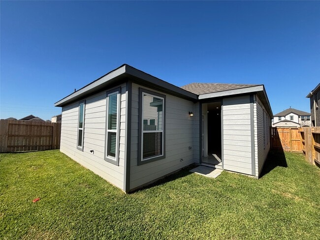 Building Photo - 4872 Sun Fls Dr