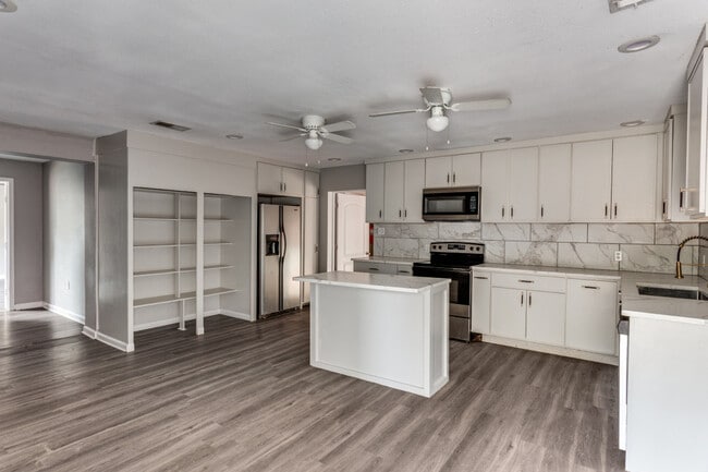 Building Photo - 1612 Woodview Dr