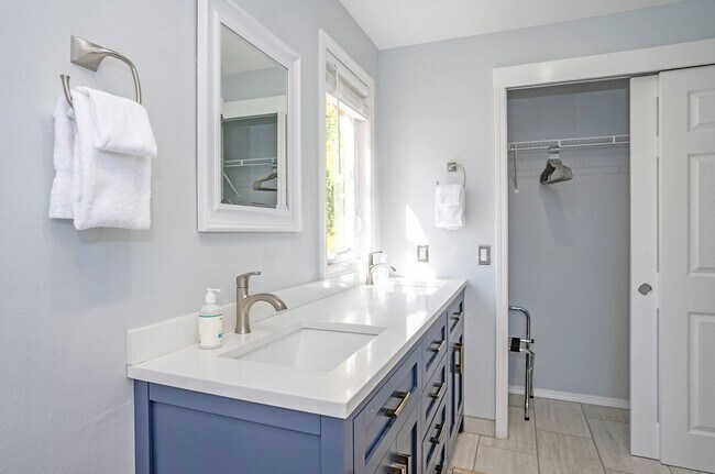 Building Photo - SHORT TERM LEASES! 1-6 months - 3-Bedroom ...