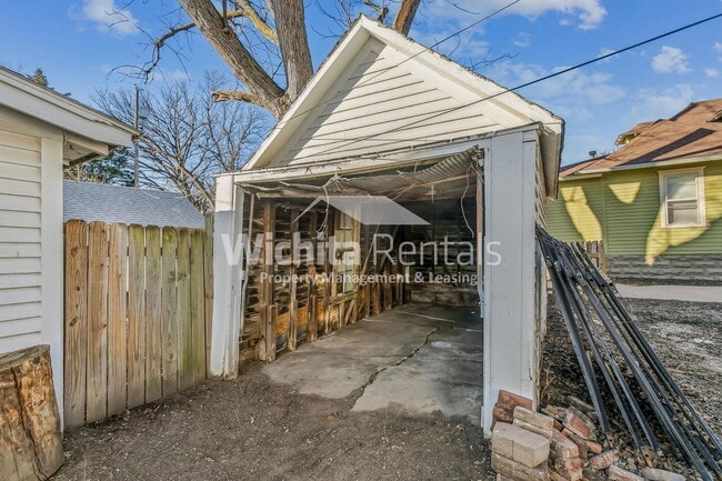 Building Photo - Newton house available for rent!