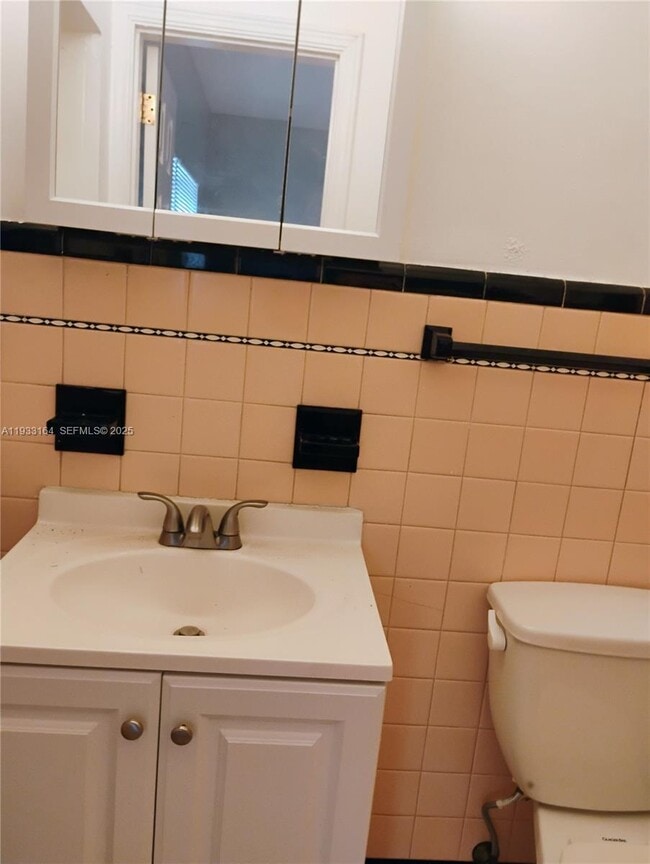 Building Photo - 242 SE Park St