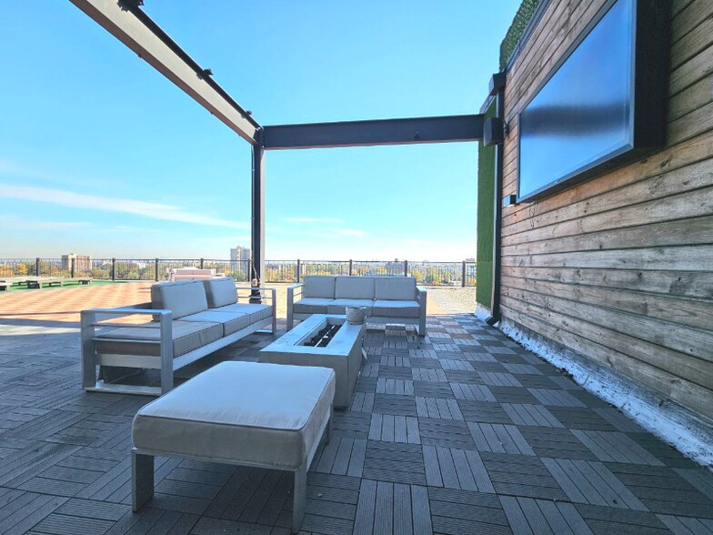 Building Photo - 715 Park Ave