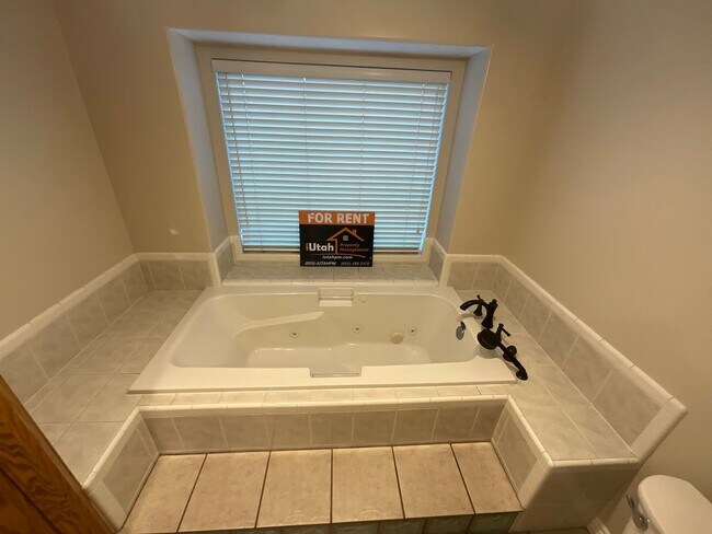 Building Photo - 5859 S