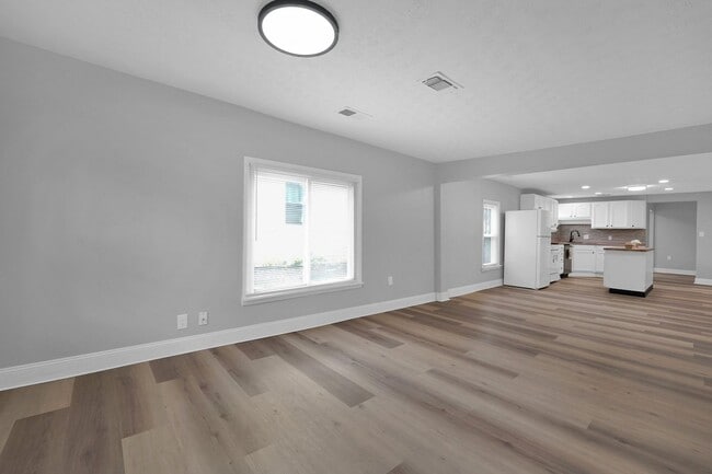 Primary Photo - Spacious 4 Bedroom Single Family Home – Fe...