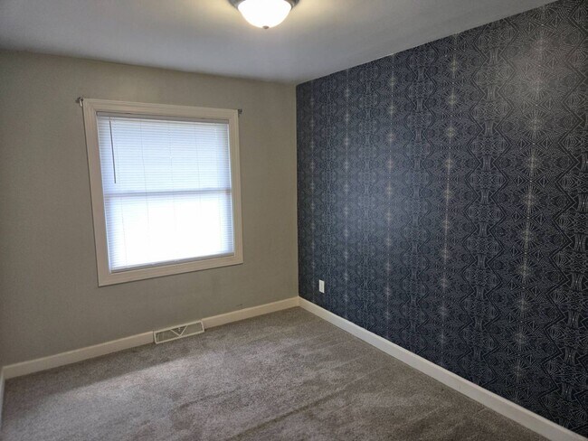 Building Photo - Charming 5-Bedroom Property in Prime Location