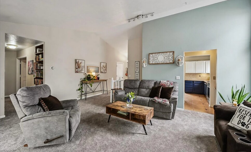 Building Photo - 646 S Joplin St