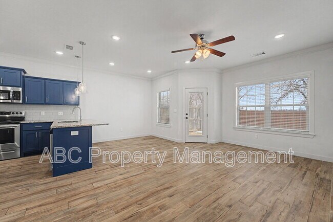 Building Photo - 3213 SW Hillstone Ave