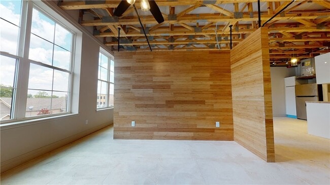 Building Photo - 305 W 27th St