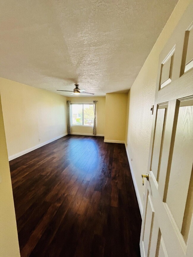 Building Photo - $2,700 - 2 Bed 2 Bath Condo in Del Cerro