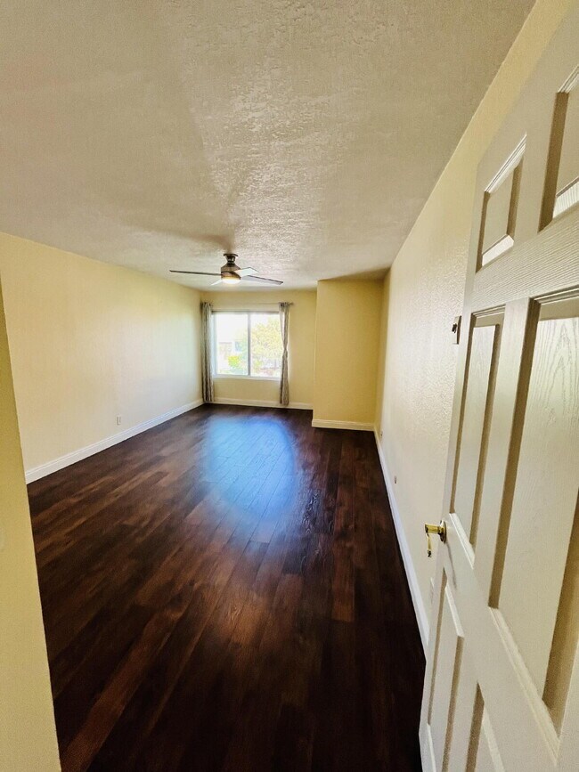 Building Photo - $2,850 - 2 Bed 2 Bath Condo in Del Cerro