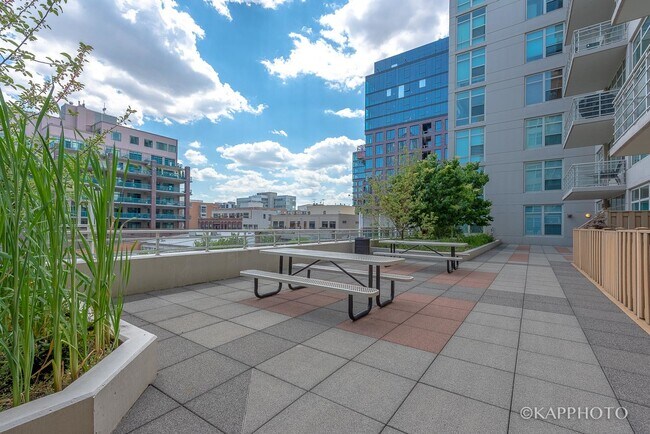 Building Photo - 909 W Washington Blvd