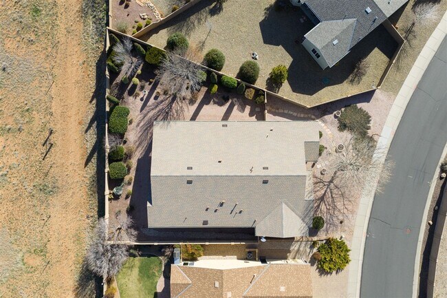 Building Photo - Lower price! Beautiful 2 bed + den, 2 bath Home Located in Quailwood!