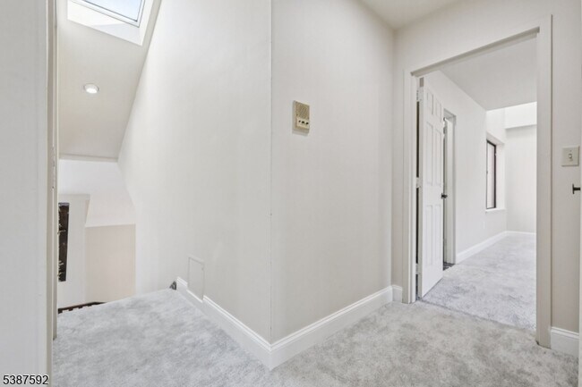 Building Photo - 5 Millay Ct