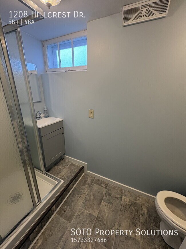 Building Photo - 1208 Hillcrest Dr