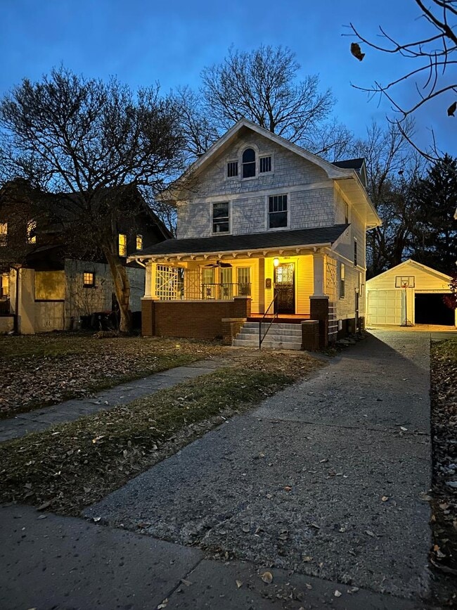Building Photo - 1105 N Bourland Ave
