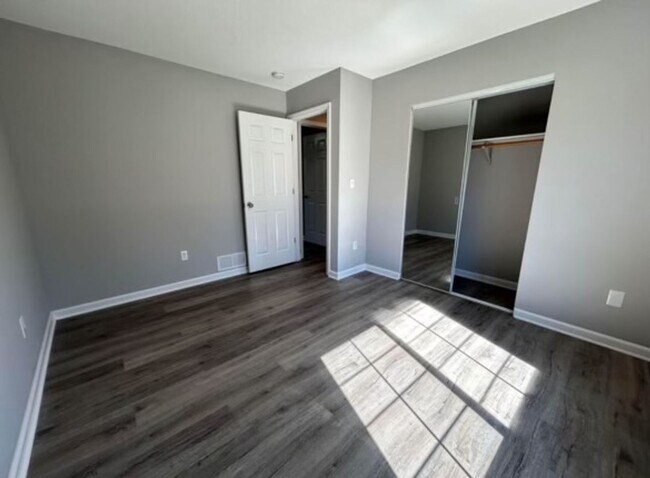 Building Photo - 707 Stillwater Dr