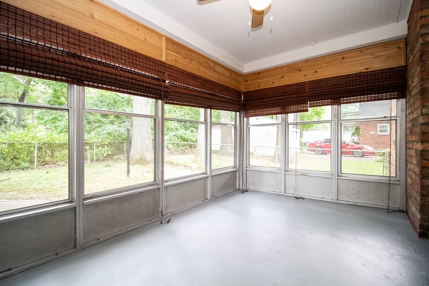 Building Photo - 2424 Lambert Dr