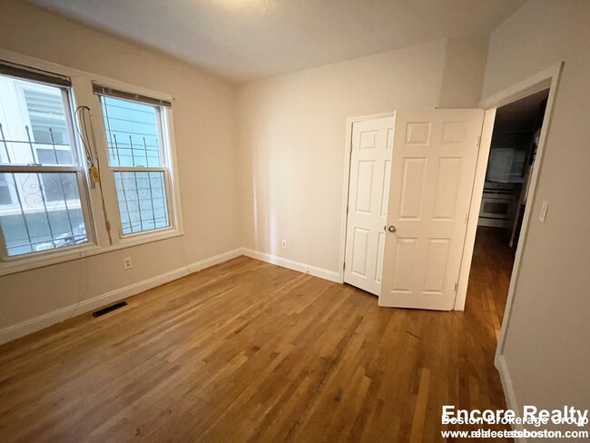 Building Photo - 733 Parker St