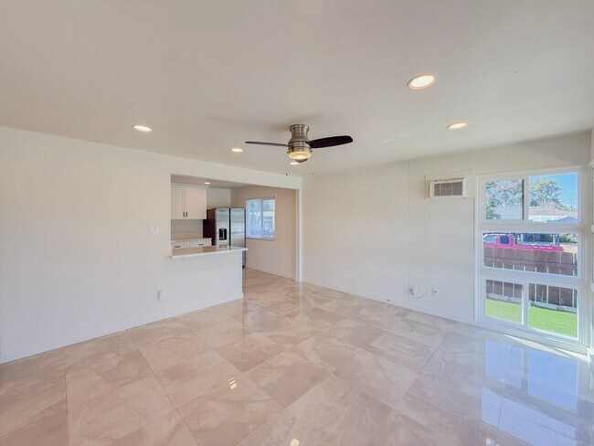Building Photo - Renovated Triplex with Private Yard, AC, and Parking