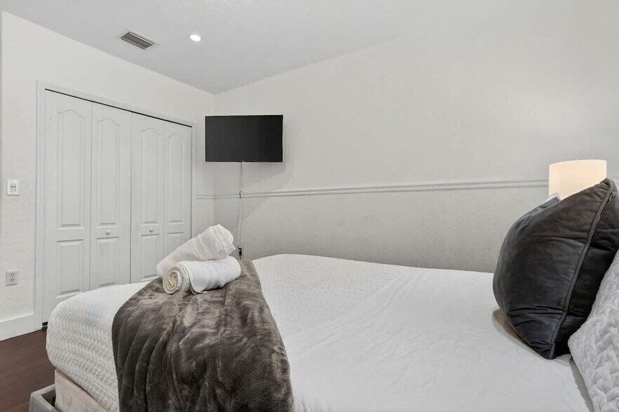 Building Photo - 5161 SW 159th Ct