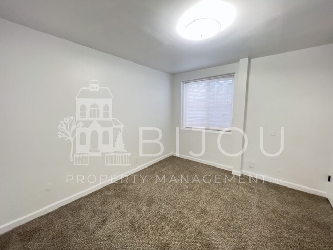 Building Photo - Lovely Four Bedroom