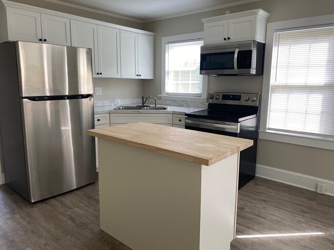 Building Photo - 3 bedroom, 2 bath ranch style home