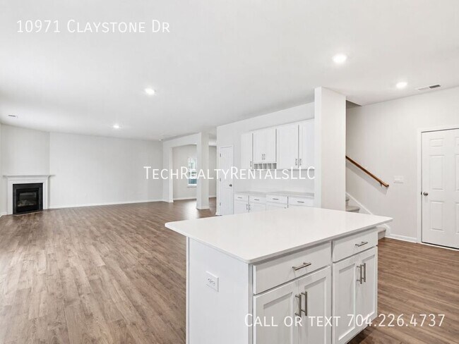 Building Photo - 10971 Claystone Dr