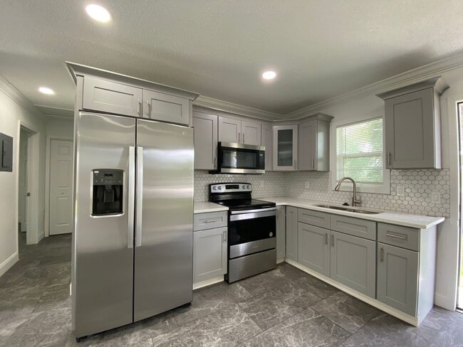 Primary Photo - Kissimmee Two Bedroom One Bath Duplex Grea...