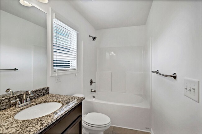 Building Photo - 3 bedroom 2 bath home for rent!