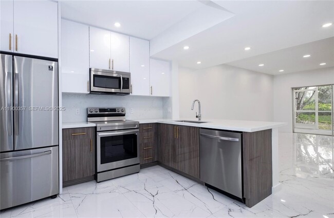 Building Photo - 16697 Hemingway Dr