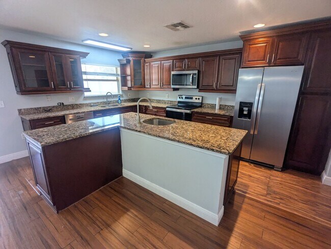 Building Photo - For Rent: Spacious, Open Floor Plan, 4 Bedroom House, Mount Dora Florida.