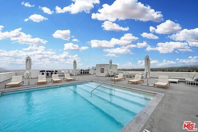 Building Photo - 838 N Doheny Dr