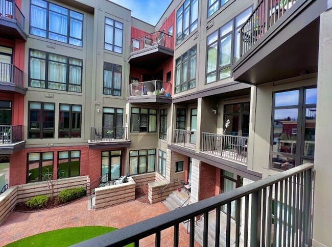 Building Photo - STUDIO Condominium next to Walnut Street B...