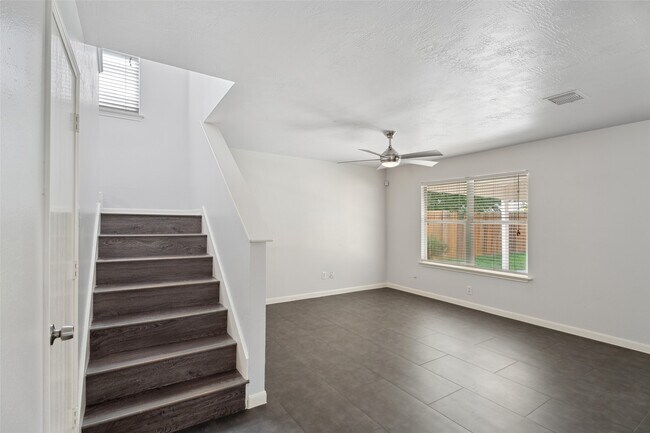 Building Photo - 18911 Brownstone Mills Dr