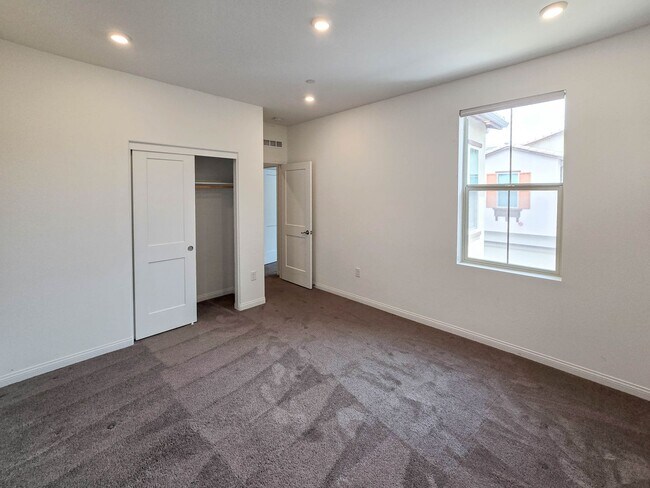 Building Photo - Highly upgraded townhome in Carlsbad