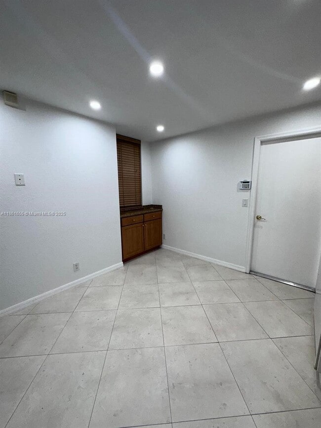 Building Photo - 991 Sevilla Cir