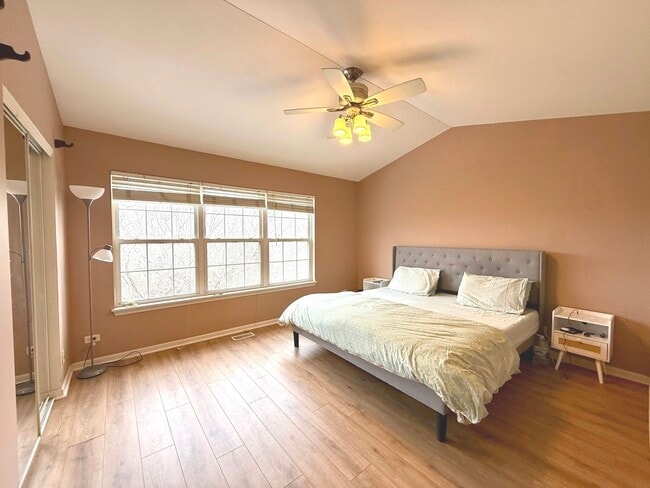 Building Photo - 2481 Oneida Ln